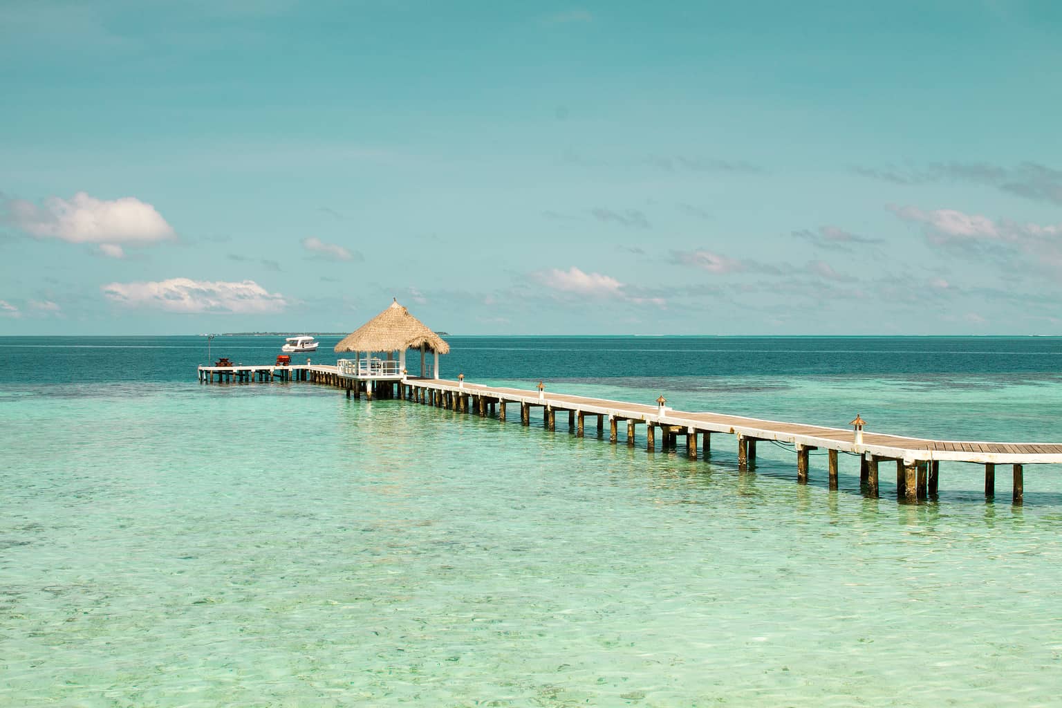 Maldives Diving Holiday Eriyadu Island pier ocean